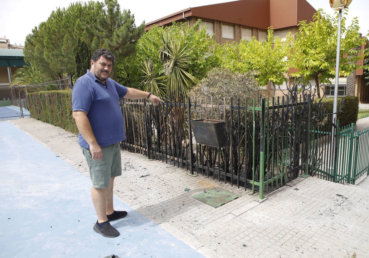 David de la Osa, trabajador del colegio de las Josefinas, muestra la zona dañada por el incendio situada junto a la cancha de baloncesto.