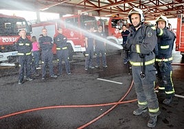 Bomberos de prácticas en el parque de Badajoz.