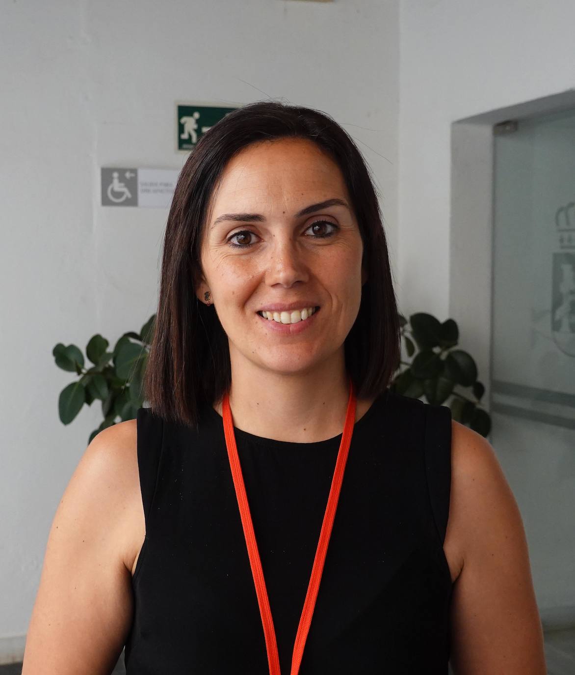 Imagen secundaria 2 -  La sala de las figuras, el coordinador del Museo Francisco Chamorro y una de las guías, Encarna Ledesma