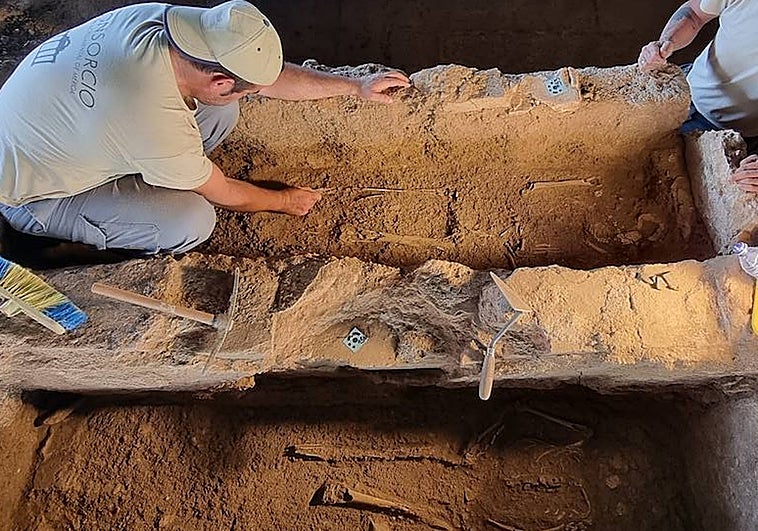 Tumbas visigodas en la Casa del Anfiteatro sobre las termas halladas ahora.