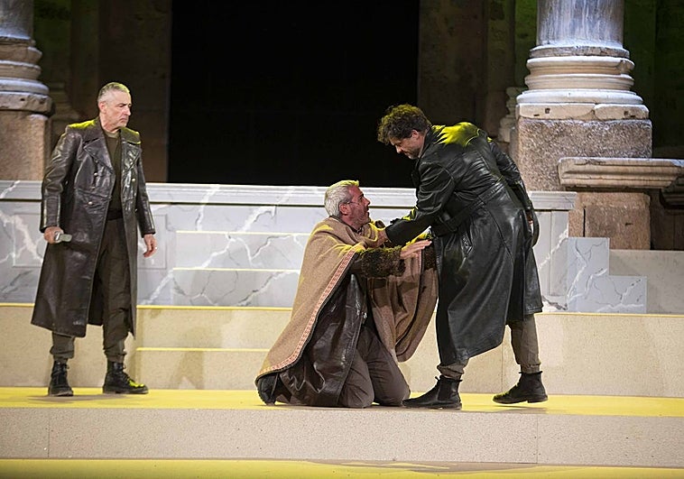 Bruto mata a Julio César con Toni Salgado, Fran Peleteiro y Marcos Orsi.