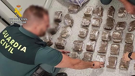 Detenido tras lanzar una bolsa con hachís en un control de la Guardia Civil en Extremadura