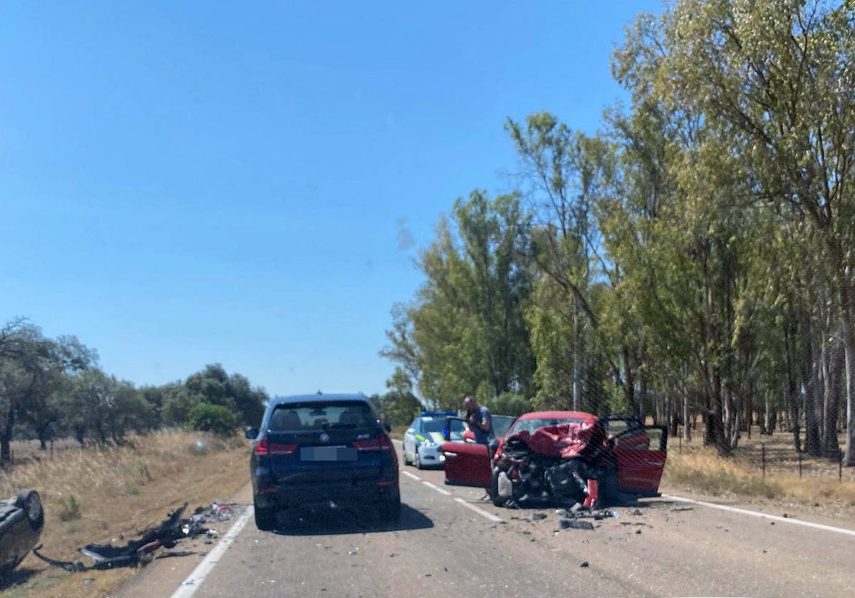 En la imagen, el Renault Megane accidentado. A la izquierda, el Honda Civic volcado.