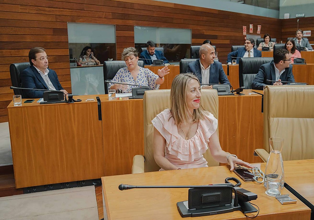 María Guardiola en su escaño, delante del Grupo Socialista.