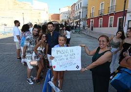 Algunos de los fans de Pablo Alborán con mensajes para el artista.