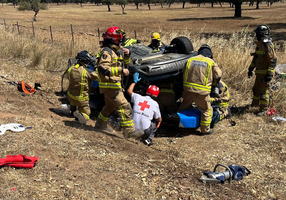 Uno de los vehículos ha quedado en la cuneta volcado sobre el techo.