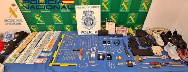 Dinero y material recuperado por los agentes de la Guardia Civil y Policía Nacional.