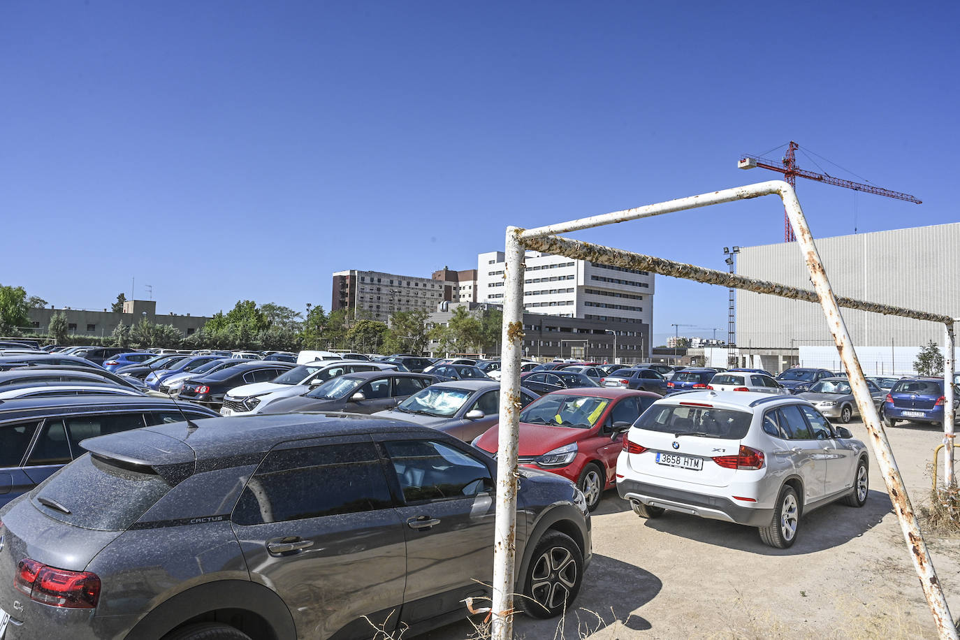 Imagen secundaria 1 - La falta de aparcamiento provoca atascos en las consultas del Universitario