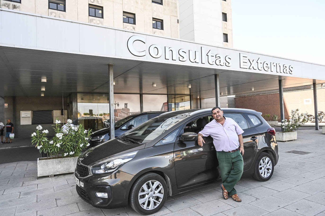 Imagen principal - La falta de aparcamiento provoca atascos en las consultas del Universitario