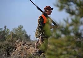 Hay que acreditar conocimientos y aptitudes de caza.