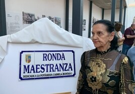 Carmen Montaño junto a la nueva placa de Ronda Maestranza.