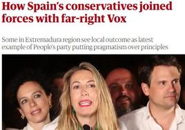 Artículo de The Guardian con la foto de la nueva consejera de Salud, Sara García (izquierda), la presidenta de la Junta de Extremadura, María Guardiola (centro) y el nuevo consejero de Presidencia, Abel Bautista.