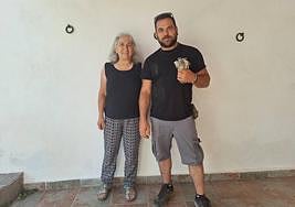 Loli López Leitón, junto al técnico de AMUS que vino a recoger el animal.