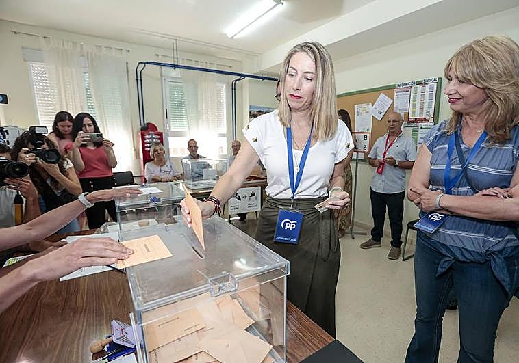 María Guardiola ha votado en el colegio El Vivero.