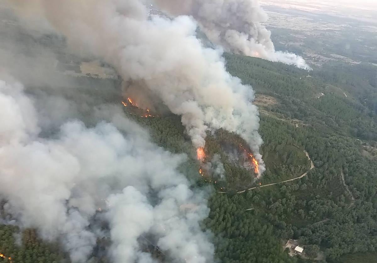 Imágenes del incendio en la garganta de Minchones, en Villanueva de la Vera