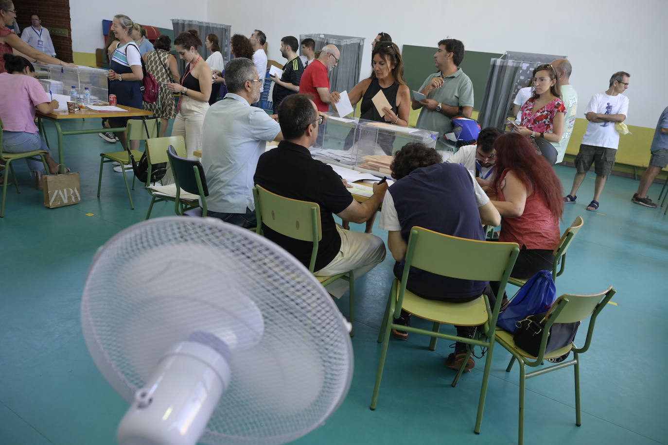 Imagen secundaria 1 - De la playa a las urnas: votantes en bañador y suplentes en los colegios pacenses