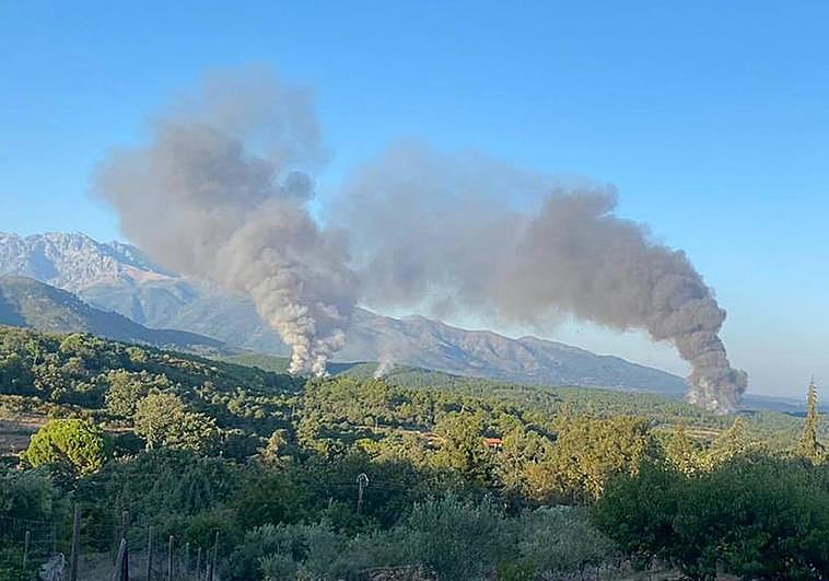 Las tres columnas de humo visibles desde la distancia.