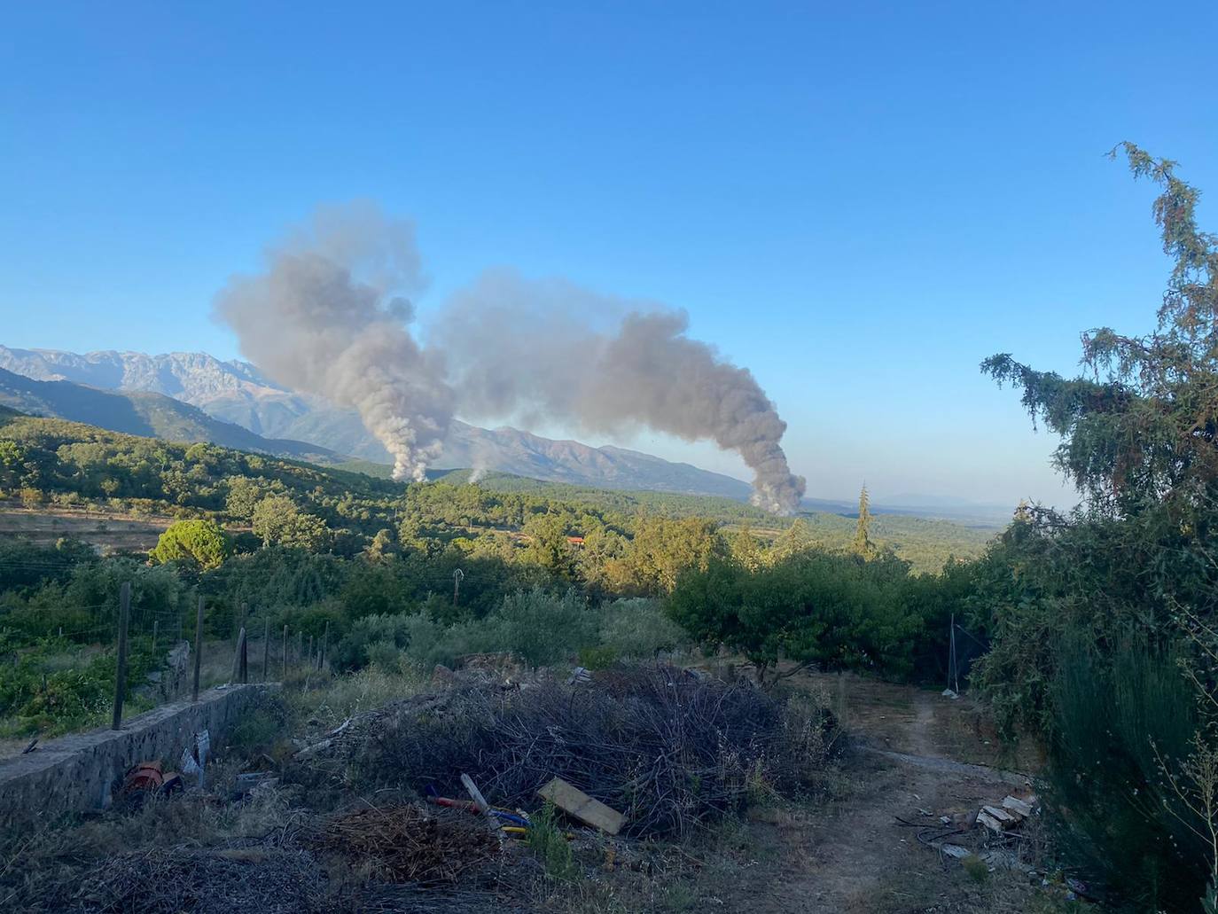 Imágenes del incendio en la garganta de Minchones, en Villanueva de la Vera