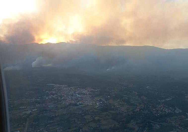 Imágenes del fuego al anochecer.