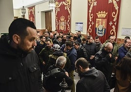 Los agentes protestando en un pleno municipal.