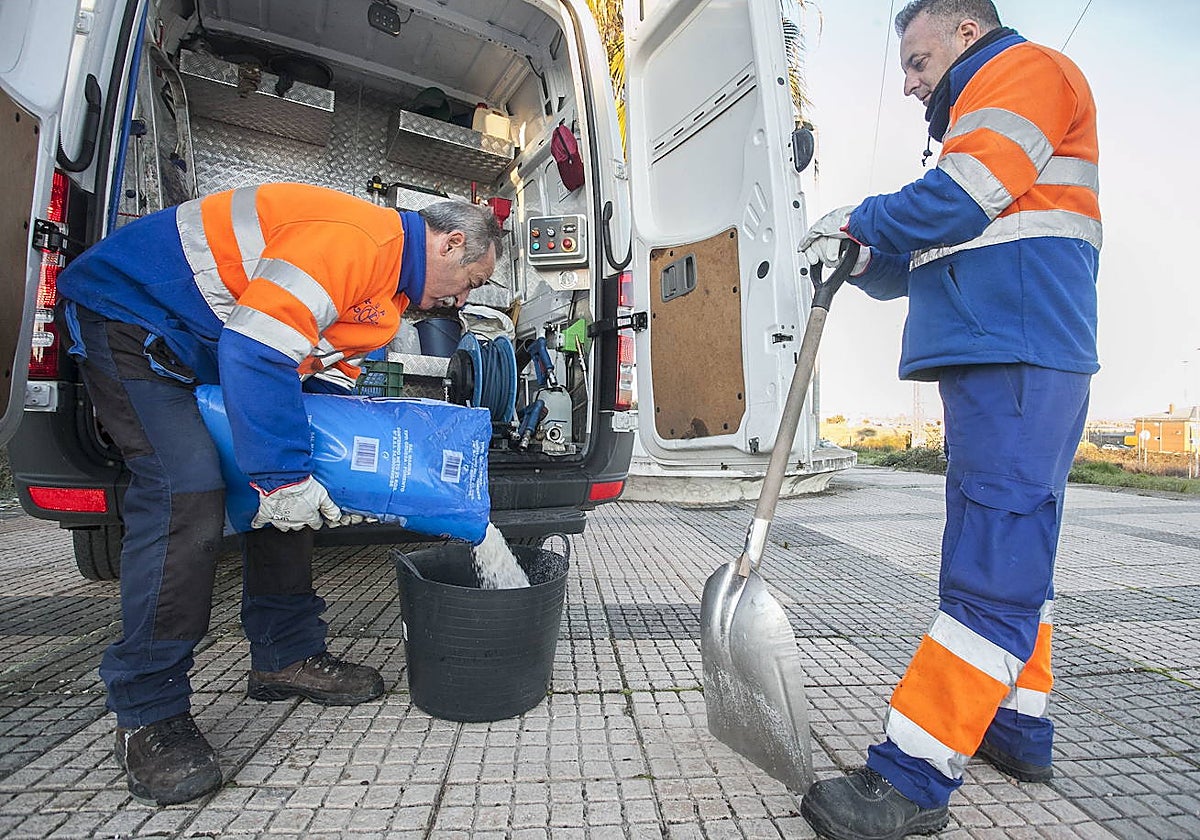 Trabajadores de la actual concesionaria, Conyser, durante un servicio.