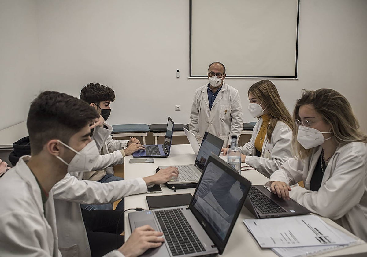 Alumnos de la Facultad de Medicina de la UEx durante una clase práctica.