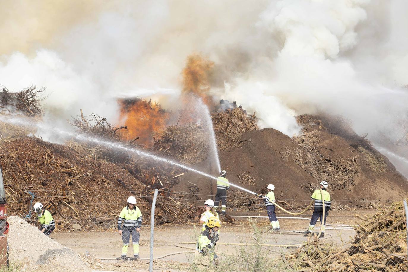 Así luchan los bomberos contra las llamas en la planta de Biomasa de Mérida (II)