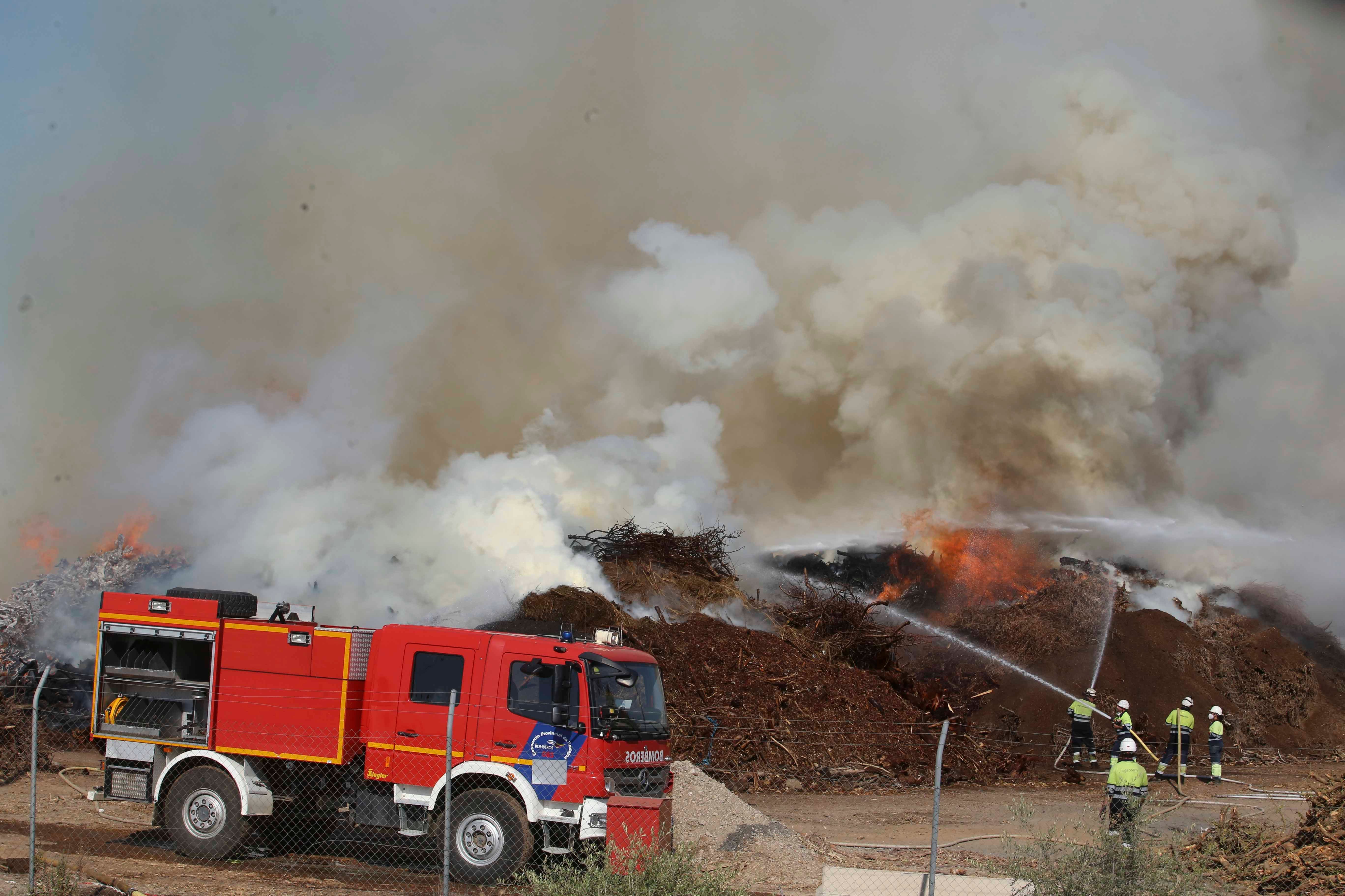 Así luchan los bomberos contra las llamas en la planta de Biomasa de Mérida (II)