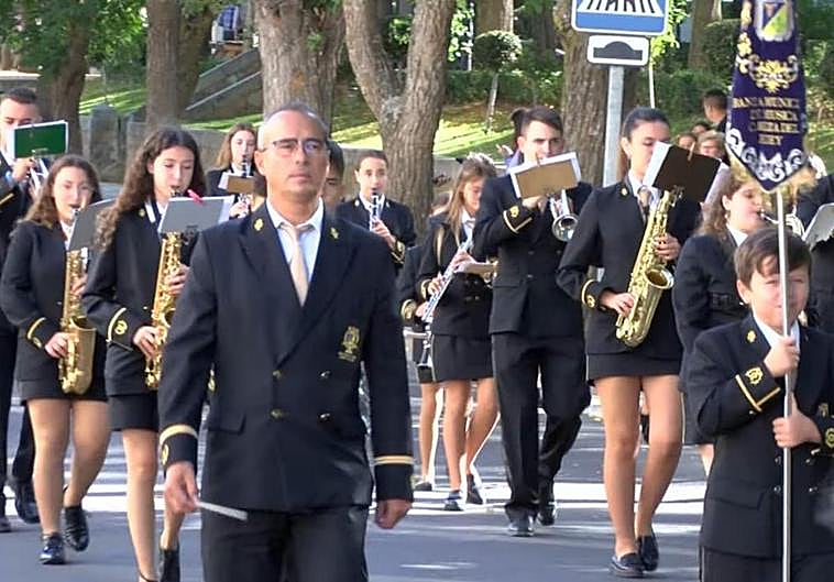 En primer término, el director de Banda Municipal de Música de Cabeza del Buey, con el resto de integrantes.