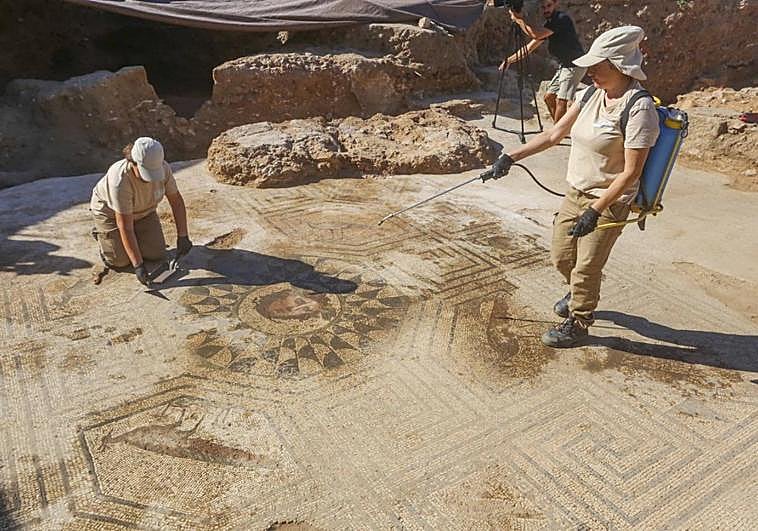 Mosaico de la Huerta de Otero con Medusa en el centro y los cuatro pavos que representan las cuatro estaciones en las esquinas.