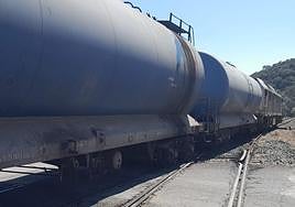 Así quedó el tren de mercancías tras descarrilar cerca de Cazalla de la Sierra