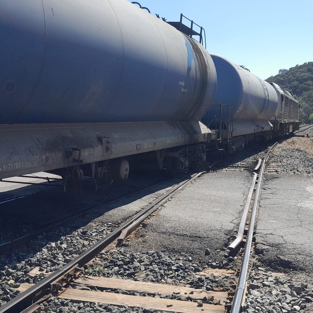 Así quedó el tren de mercancías tras descarrilar cerca de Cazalla de la Sierra