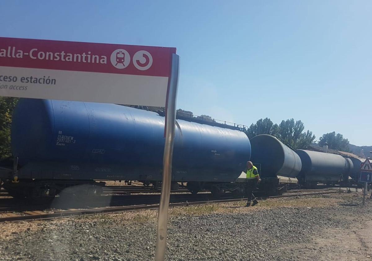 Así quedó el tren de mercancías tras descarrilar cerca de Cazalla de la Sierra