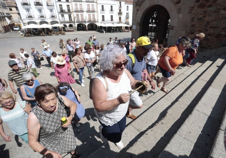 Los feligreses suben las escalinatas del Arco de la Estrella en dirección al Obispado.