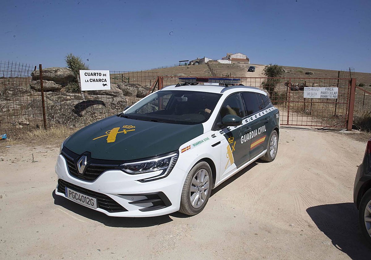 Un coche de la Guardia Civil custodia la entrada a la puerta de la finca emeritense donde cayó la avioneta el pasado lunes.