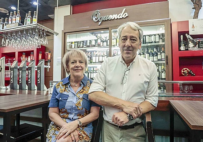 Julia Moreno y Pablo Medrano, propietarios de Oquendo, en la sala.