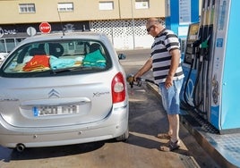 Un vecino de Badajoz reposta ayer en una gasolinera de la ciudad.