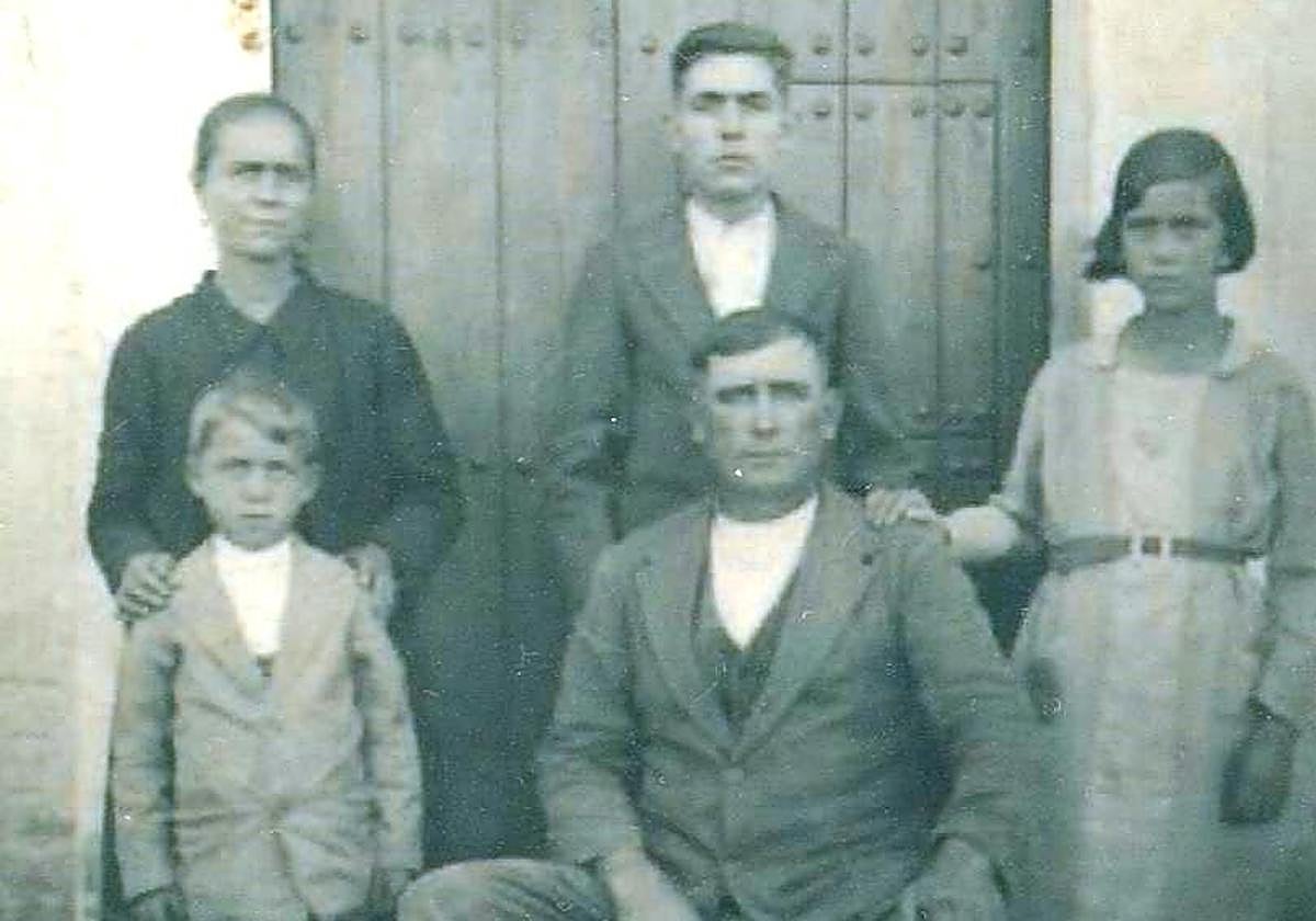 En el centro, Salvador del Amo, junto a su esposa Dionisia Donoso y sus tres hijos.
