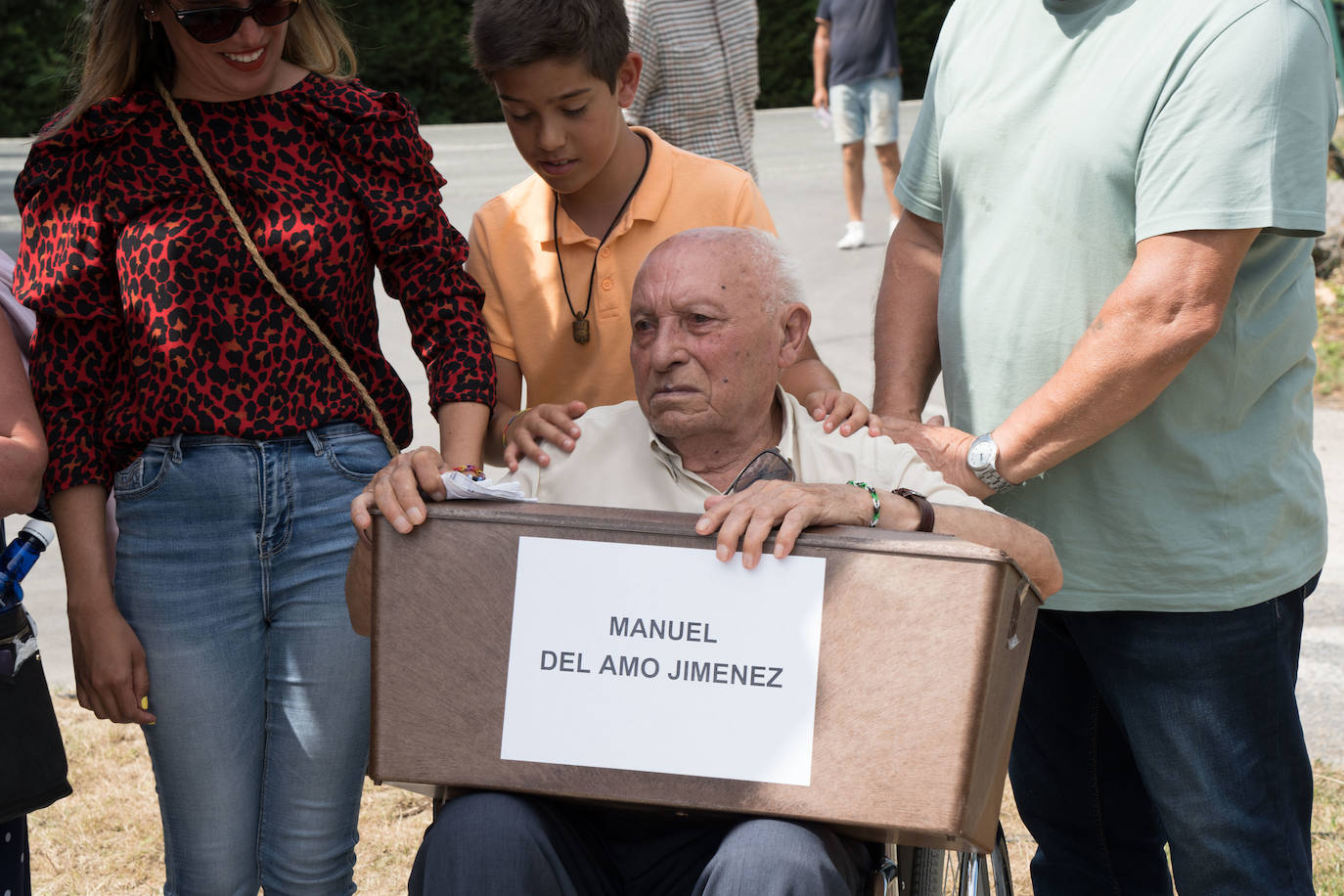 Los familiares de los hermanos Manuel y Salvador del Amo Jiménez recogen sus restos