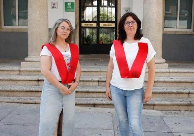 Mari Ángeles Martín Ballesteros y Marisa Núñez con sus bandas.