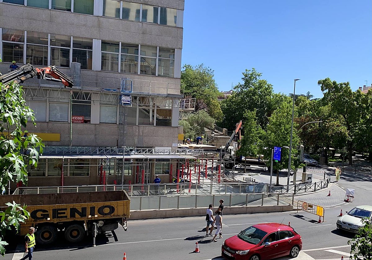La imagen de peatones que cruzan entre los coches fue habitual el sábado.