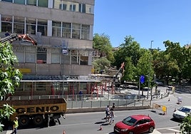 La imagen de peatones que cruzan entre los coches fue habitual el sábado.