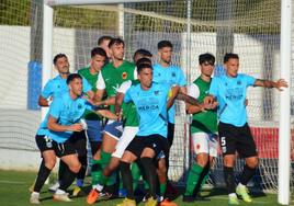 Los jugadores del Mérida y Montijo se colocan en un córner.