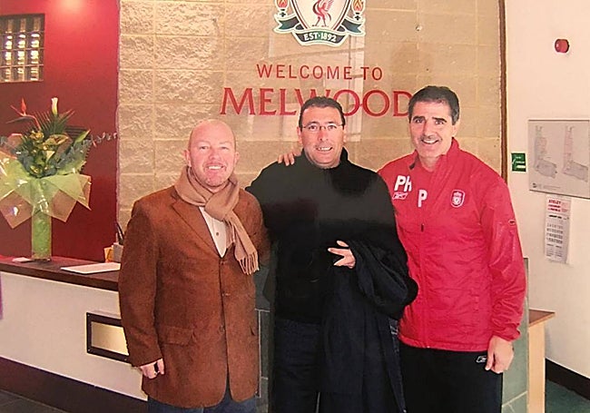 Luis Rodríguez Ardila junto a McPharland y Paco Herrera en Melwood, ciudad deportiva del Liverpool.