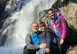 Fernando Pizarro junto a sus sobrinos en una de las cascadas.