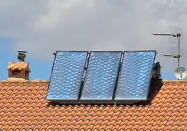 Placas solares en un tejado.