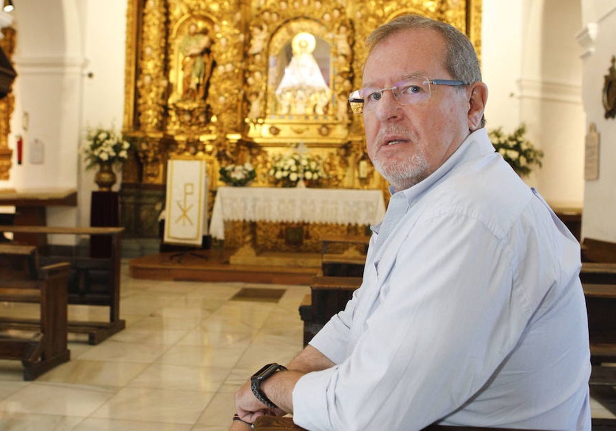 Joaquín Floriano, en el interior del Santuario de la Virgen de la Montaña de Cáceres.