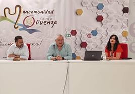 El reelegido presidente Óscar Díaz (en el centro), junto al nuevo vicepresidente Manuel J. González, y la secretaria, María Caleya Serrano.