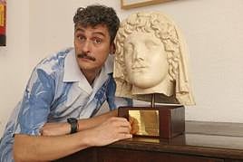 Antonio Pagudo con una réplica del Genio Protector de la Colonia encontrado en el Templo de Diana.