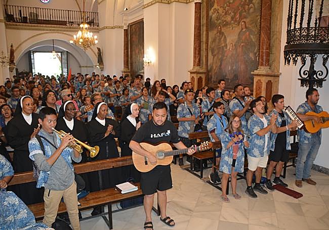 El Santuario de la Virgen de los Remedios repleto de peregrinos del Pacífico